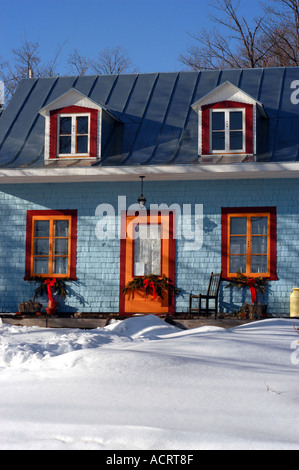 Blaues Haus im Bereich Winter Montérégie Provinz Quebec Kanada Stockfoto