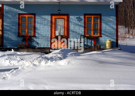 Blaues Haus Winter Montérégie Region Quebec Kanada Stockfoto