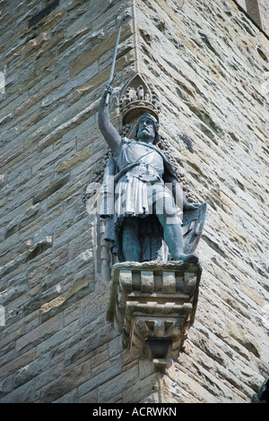 Eine Statue von William Wallace an der Seite von William Wallace Monument in Stirling, Schottland. Stockfoto
