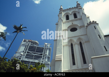 Die St. John Church, mit Hong Kong Bank Tower auf der Rückseite. Stockfoto