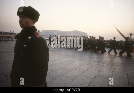 Die Volksbefreiungsarmee marschiert in dem Tiananmen-Platz von Peking, China Stockfoto