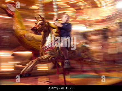 Junge auf alte altmodische Festplatz Gallopers fahren Stockfoto