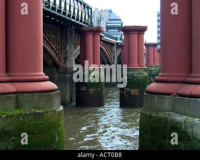 Die Säulen der alten Eisenbahnbrücke Blackfriars. London-Uk Stockfoto