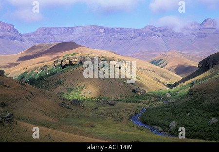 Bushmans River Tal kleine Berg Klippen und Böschung im Hintergrund Giants Castle Game Reserve Drakensberg in Südafrika Stockfoto