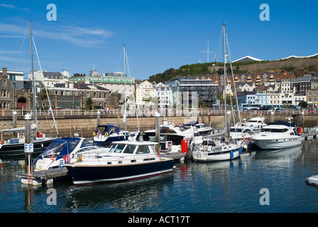 Dh Albert Hafen St Helier Jersey Yachten im Hafen Kai Marina St Helier Channel Islands uk Stockfoto