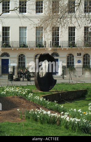 Gärten am Fitzroy Square Robert Adams façade mit Residenzen von George Bernard Shaw & Virginia Stephen Skulptur Blick von Naomi Watt London England UK Stockfoto