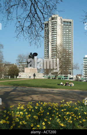 Winterbaum Narzissen & Achilles Statue im Hyde Park erinnern Duke of Wellington mit Hilton Hotel Wolkenkratzer Gebäude in Park Lane London, Großbritannien Stockfoto