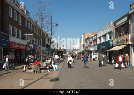 Menschen Einkaufen in der Fußgängerzone der Innenstadt Shopping Street South Street Romford Havering East London England Großbritannien Stockfoto