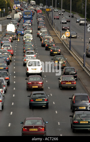 überlasteten Staus Autobahn Fahrbahn Autobahn Verkehr Stau Stau Verzögerung Hauptverkehrszeit Unfall Straße Auto Fahrzeug Transport trans Stockfoto