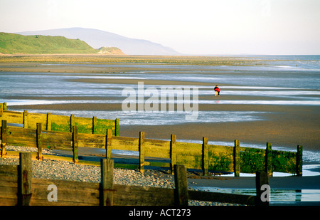 Junges Paar gehen Arm in Arm am Strand von St. Bees Head auf Küste von Cumbria in der Nähe von Whitehaven und Workington, England. Stockfoto