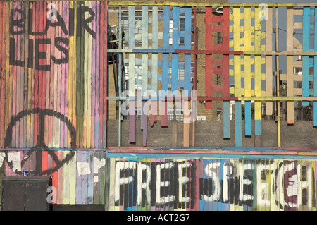 Graffiti auf lackierten gebrochen Holzzaun in der Nähe von Kings Cross in London UK Stockfoto