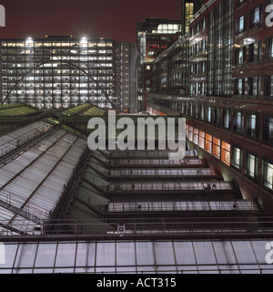 Nachtaufnahme von oben auf dem Glasdach des Bahnhofs Liverpool Street, London 2003; inkl. Bishopsgate und Broadgate Büroblöcke Stockfoto