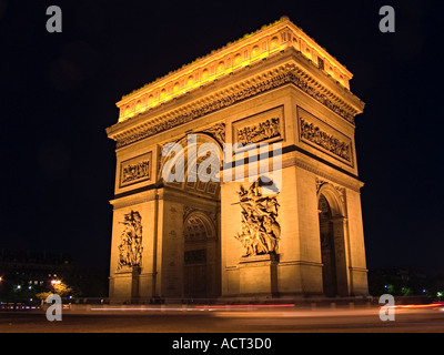 Arc de Triomphe Paris bei Nacht mit Licht Routen Stockfoto