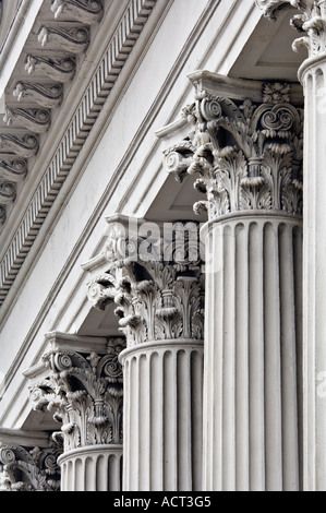 Reich verzierten korinthischen Säulen und andere Details auf Bankgebäude Stockfoto