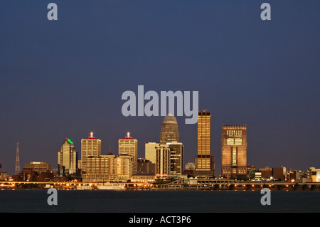 Letzten Licht des Tages beleuchtet River City Skyline Louisville Kentucky Stockfoto