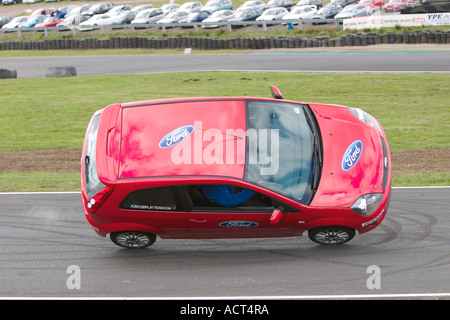 Ford Focus-Stunt-Auto auf zwei Rädern Knockhill Motorfair 2006 Stockfoto