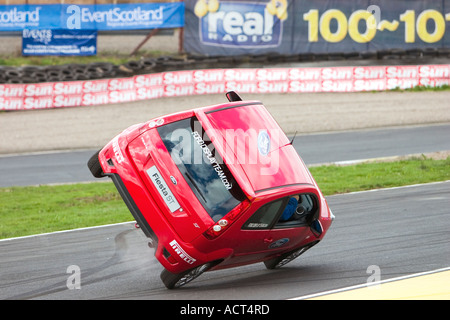 Ford Focus-Stunt-Auto auf zwei Rädern Knockhill Motorfair 2006 Stockfoto