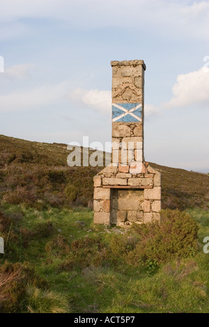 St. Andrew's Cross oder der Saltire, ist die Fahne von Schottland gemalt Flagge am Schornstein oder Lum auf der Straße Reparatur Männer verwendet wird, die in einem holzschuppen verorten. Stockfoto