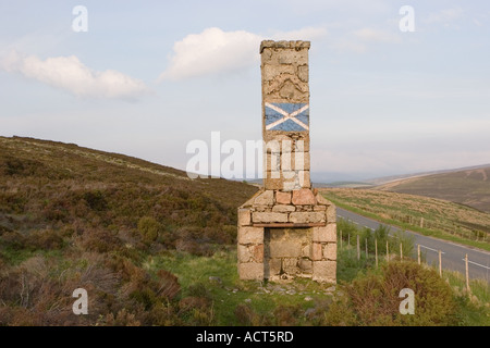 St. Andrew's Cross oder der Saltire, ist die Fahne von Schottland gemalt Flagge am Schornstein oder Lum auf der Straße Reparatur Männer verwendet wird, die in einem holzschuppen verorten. Stockfoto