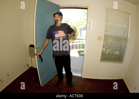 53 Jahre alte Vietnam Tierarzt Thomas Anderson 26 Jahre obdachlos Eingabe erstes Haus in 26 Jahren 2004 Tucson AZ USA Stockfoto