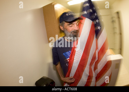 53 Jahre alte Vietnam Tierarzt Thomas Anderson 26 Jahre obdachlos in erste Wohnung in 26 Jahren 2004 Tucson AZ USA Stockfoto