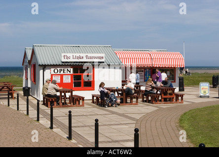 Menschen im Seaside Beach-Front Village Cafe; The Links Coastal Tearooms, Family British Tea Room Schottland, Großbritannien Stockfoto