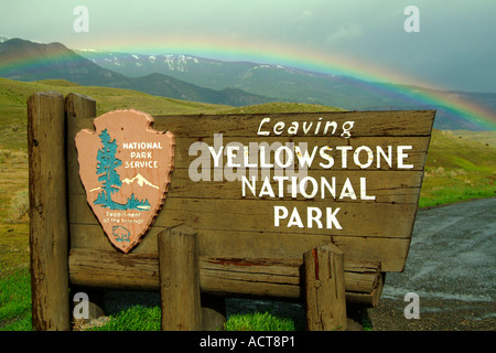 Yellowstone-Nationalpark Zeichen und Regenbogen, in der Nähe von Gardner Montana Stockfoto