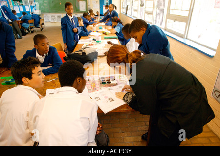 Kunstlehrerin, die Erziehung von Kindern in einer Nelspruit High School in eine Kunst-Klasse Nelspruit Mpumalanga Südafrika Stockfoto