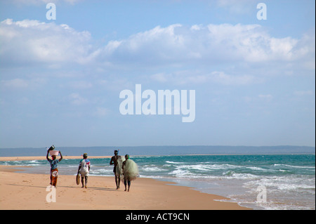 Eine Gruppe von einheimischen Fischern, die einem Strandspaziergang tragen eine Netto Barra Inhambane Provinz-Mosambik Stockfoto