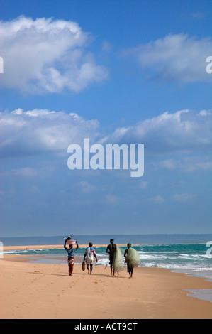 Eine Gruppe von einheimischen Fischern, die einem Strandspaziergang tragen eine Netto Barra Inhambane Provinz-Mosambik Stockfoto