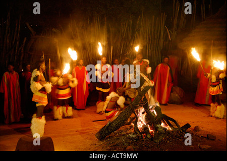 Ein Abend-Tanz-show präsentierten am Kamin in einem Outdoor-Boma im Shangana cultural Village Hazyview Südafrika Stockfoto