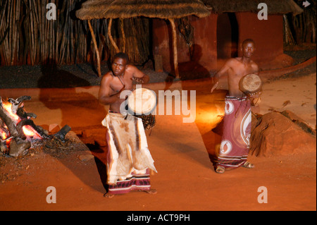 Trommler spielen an einem Abend Tanz show präsentierten am Kamin in einem Outdoor-Boma im Shangana cultural village Stockfoto