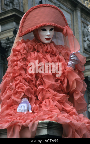 Straßenkünstler trägt ein Kostüm und Maske in Venedig, Italien. Stockfoto