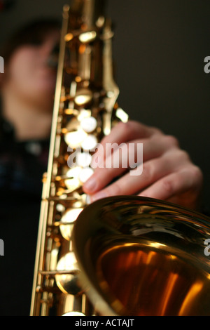 Mädchen spielt Saxophon Stockfoto
