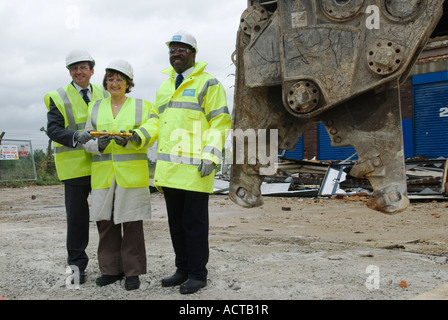 Lord Seb Sebastian Coe und Ministerin für Olympische Spiele Tessa Jowell MP mit Manny Lewis 2007 Besuch 2012 London Olympics Construction of Olympic Park Stockfoto