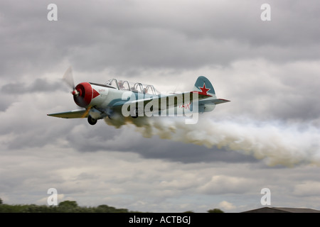 IDA Bacau Yakolev Yak-52 G-TYAK Massenermittlung nachgestellte Rauch am Breighton Flugplatz Stockfoto