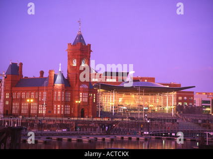 Senedd Welsh Assembly Building "und" Pierhead Cardiff Bay Twilight / Nacht Ansicht Cardiff South Wales UK Stockfoto