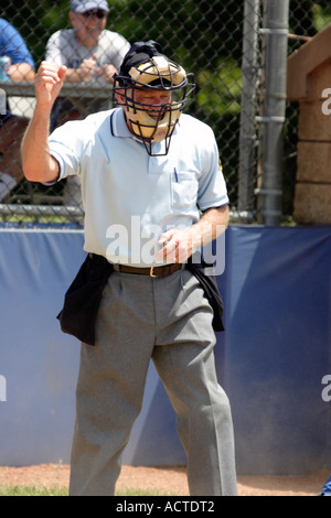 Baseball Schiedsrichter signalisiert Streik Stockfoto