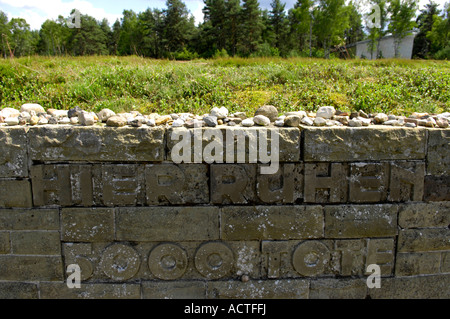 Hier Ruhen 500 Toten hier liegt 500 Toten Tribut Steinen Massengrab Bestattung Bergen-Belsen senken Sachsen Deutschland deutsche Deutsch Stockfoto