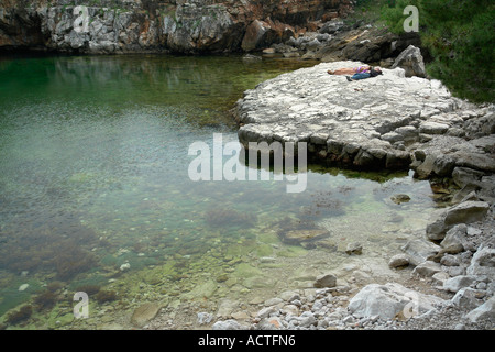 Touristen legen auf Felsen Tote See in Lokrum Insel Dubrovnik Adria Dalmatien Adria Kroatien Stockfoto