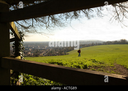 Walker auf "North Downs" oben Guildford Surrey England Stockfoto