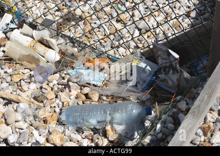 Strand weggeworfene Müll Stockfoto