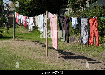 Wäsche aufhängen zum Trocknen im Freien auf einer Linie Stockfoto