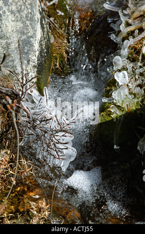 Am frühen Morgen frost und sprudelnden Gletscherwasser vom Khumbu-Gletscher im Sagarmatha Nationalpark Nepal Stockfoto