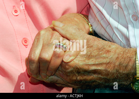 85 Jahre alten Mann mit seiner 87 Jahre alten Frau anlässlich ihrer Diamant-Hochzeit-Jubiläum-60 Jahre London UK Stockfoto