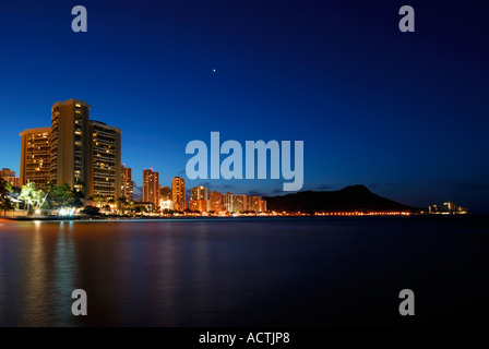 Waikiki-Strand mit Hotels vor Sonnenaufgang Oahu Hawaii Stockfoto