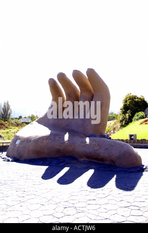 Hand Finger rechten Palm massive riesige große Skulptur modern moderne Kunst seltsame bizarre Kunst arty seltsam seltsam blauer Himmel summe Stockfoto