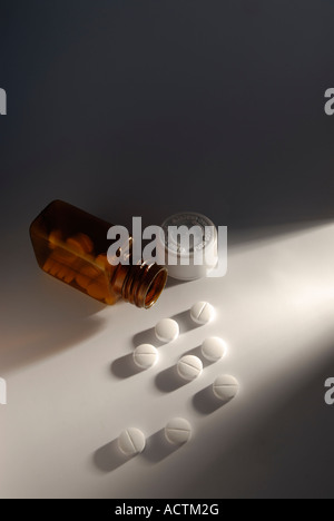 weißen Pillen mit Kind Sperre Pille Flasche Stockfoto