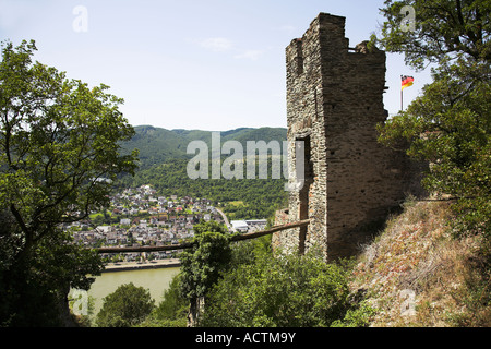 Ruinen der Burg Sterrenberg mit Stadt von Bad Salzig in der Ferne. Rheintal, Deutschland. Stockfoto