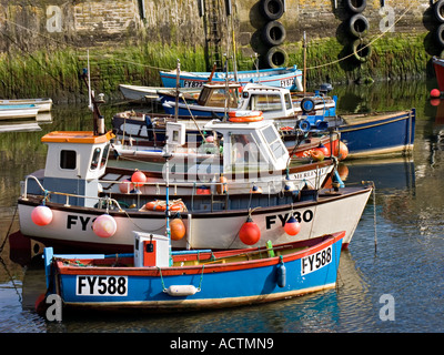 Bunte, festgemacht kleine Fischerboote. Falmouth, Cornwall, Großbritannien Stockfoto